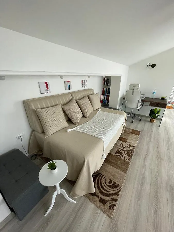 Appartamento Con Ampia Terrazza E Vista Su Milano 0*, Milan Italy