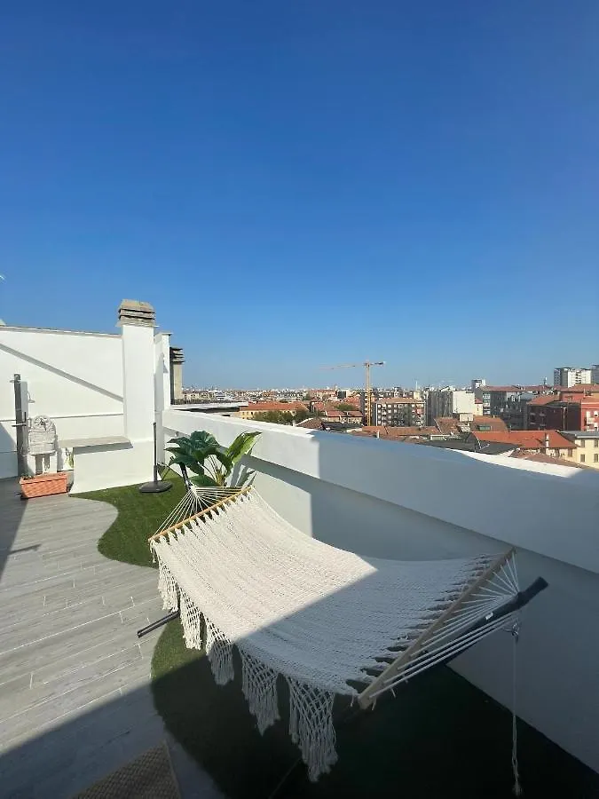 Appartamento Con Ampia Terrazza E Vista Su Milano