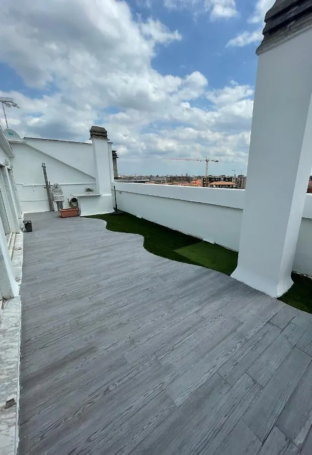 Appartamento Con Ampia Terrazza E Vista Su Milano