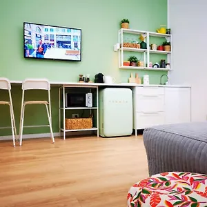 Appartamento Sunny Flat 50 Meters From The Metro, Milano